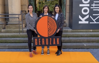 Ezker eskuin, Alaitz Aizpuru (Elkar), Lorea Agirre (Jakin) eta Miren Dobaran Hizkuntza Politikarako sailburuordea.