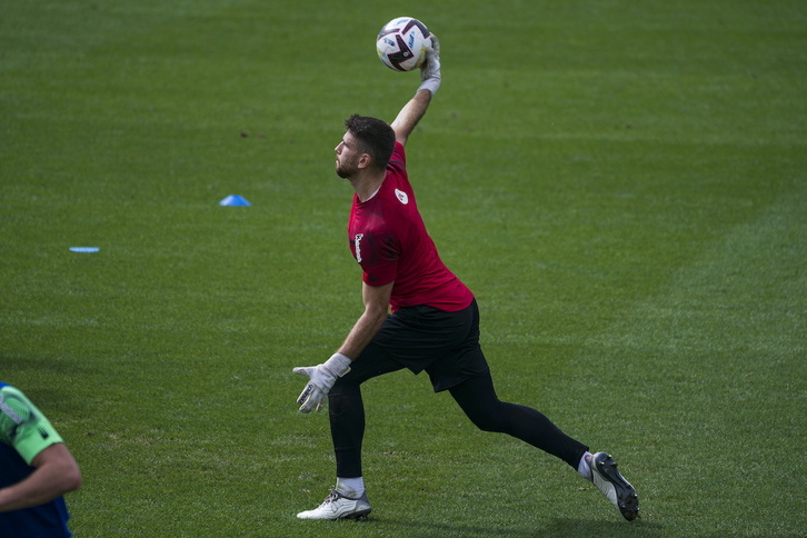 Unai Simón durante un entrenamiento en Lezama.