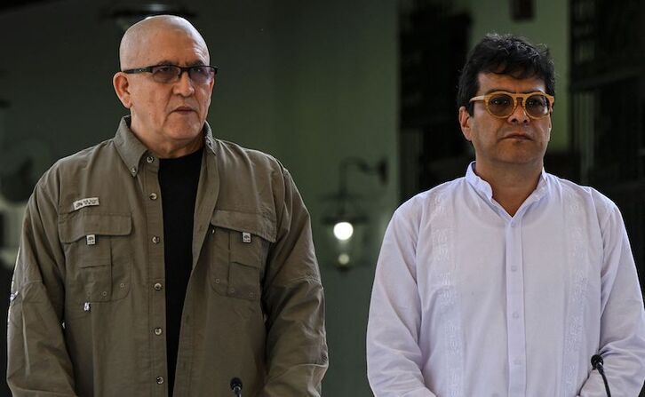 Antonio García, primer comandante del ELN, y Danilo Rueda, comisionado del Gobierno colombiano, en la comparecencia conjunta de Caracas.