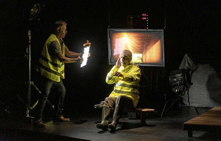 Manex Fusch-ek antzezten du Zaldibarko zabortegiko langileetariko baten papera.