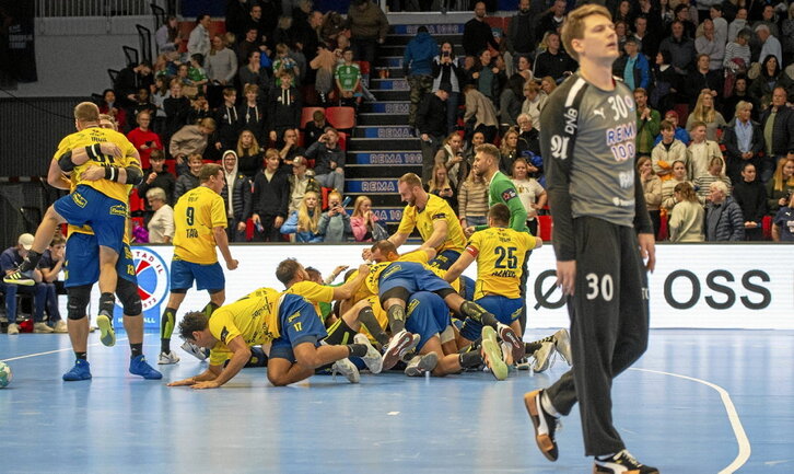 Bidasoa Irungo jokalariak, pozarren, penaltietan EHF European Leagueko multzo faserako sailkatu ostean.