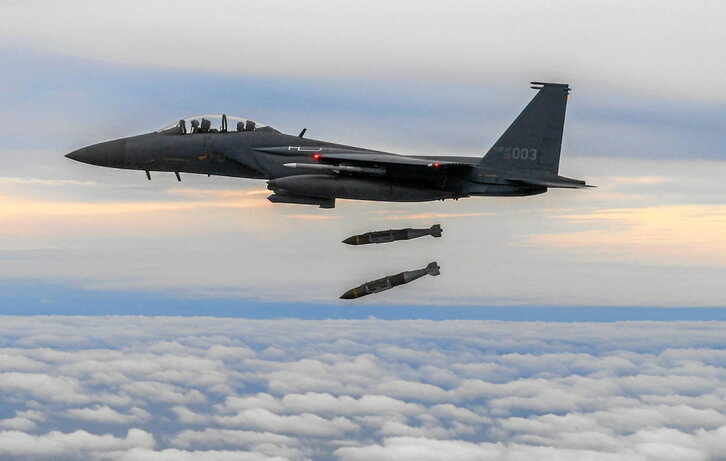 Prueba conjunta de bombardeo de EEUU y Corea del Sur como respuesta al lanzamiento del misil norcoreano.
