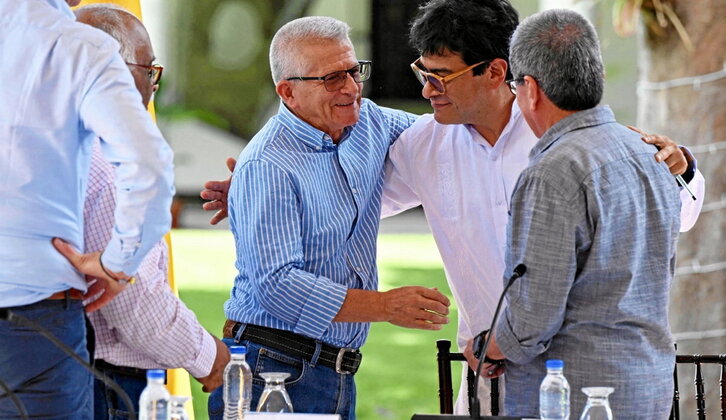 Iván Danilo Rueda abraza a los comandantes del ELN Aureliano Carbonel y Pablo Beltrán.