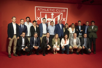 La Junta Directiva que preside Jon Uriarte al completo con Iribar y Valverde en la presentación del técnico.