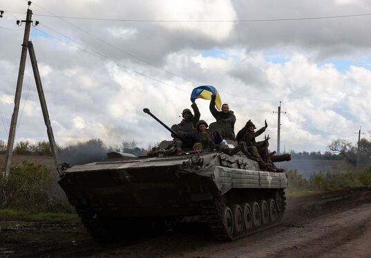 Soldados ucranianos ondean su bandera en un carro de combate en Liman.