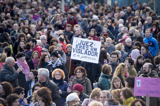 Denuncia de la posición judicial ante la violencia machista, en una manifestación en Iruñea.