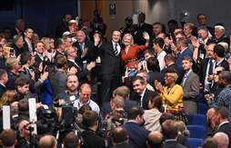La primera ministra británica, Liz Truss, con su marido, aplaudida por los delegados conservadores.