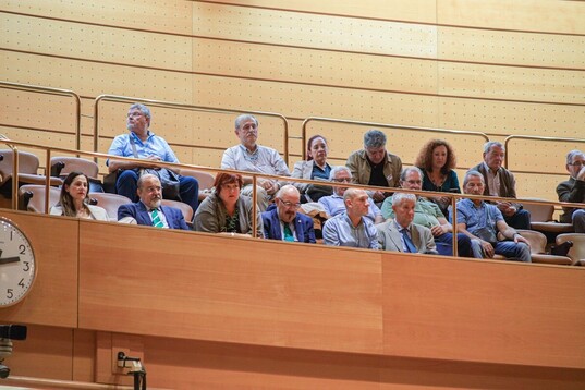 Representantes del Parlamento de Gasteiz y de Asviamie, en la tribunal del Senado.