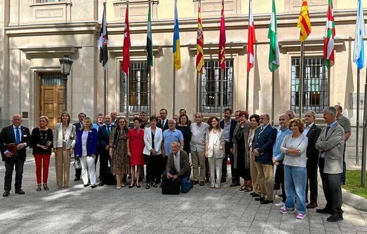 Los miembros de la Mesa del Parlamento de Gasteiz, ayer, a las puertas del Senado.