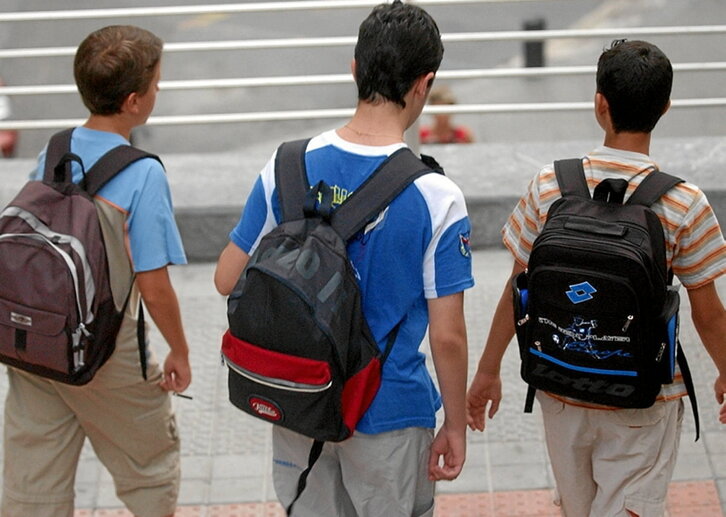 Alumnos de un centro se dirigen a clase.