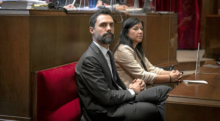 Roger Torrent eta Adriana Delgado, atzo, epaiketaren lehenengo saioan.