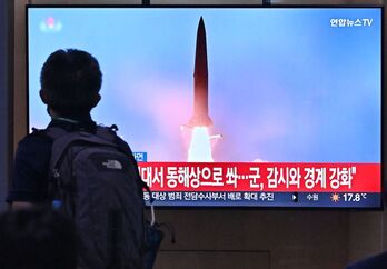 Lanzamiento de un misil norcoreano en una pantalla en Corea del Sur.