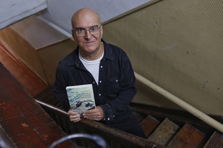 Aingeru Epaltza, ‘Erretzaile damutuen konpainia’ nobela berria aurkezten.