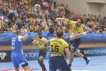 Esteban Salinas se prepara para lanzar en el duelo frente a Eurofarm, en la temporada 2019-2022.