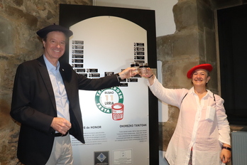 Boni García, en representación de Pascual Molongua, y Marta Erdoiza, presidenta de la BAE, brindan en el 'Hito de los Txikiteros'.