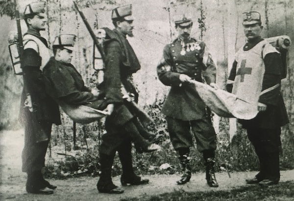 Mandil para trasladar heridos creado por Nicasio Landa, el segundo por la derecha. (CENTRO DE DOCUMENTACIÓN DE CRUZ ROJA)