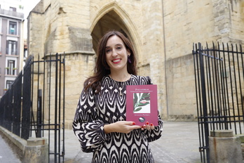 Maite Lopez las Heras itzultzailea poeten antologiarekin. 