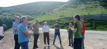 Joseba Otondo, alcalde de Baztan, explica a parlamentarios las afecciones de la mina de Magna en Erdiz durante una visita en mayo.