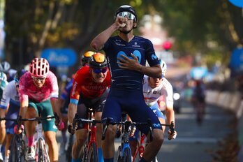 Iván García Cortina se ha acordado de su hijo recién nacido al celebrar su victoria por delante de Mohoric.