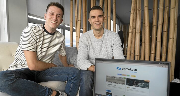 ‘Partekatu’ webgunea sortu duten Xabi Madorran eta Ander Benito gazte gasteiztarrak. (Raul Bogajo | Foku)