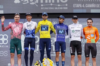 Alejandro Valverde, en su última victoria en O Gran Camiño junto a Igor Arrieta, que nació el año en el que debutó como profesional.