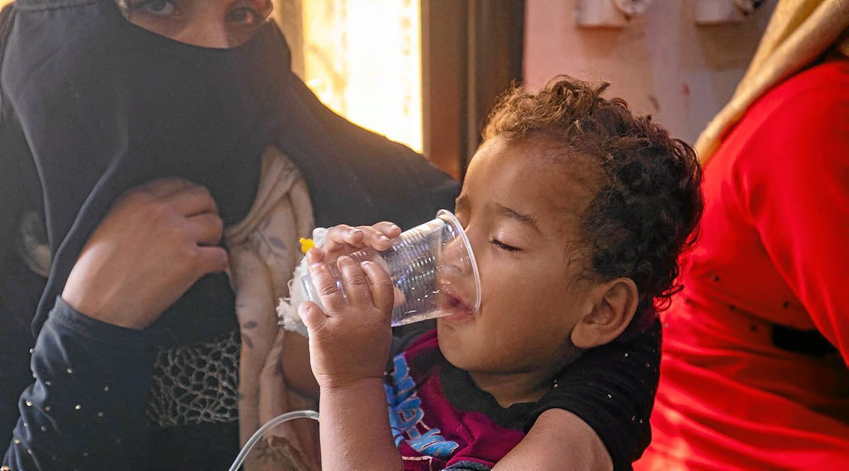 koleraz gaixotutako haur bat, tratamendua jasotzen, Al-Kasrah ospitalean, Siriako Deir Ezzor probintzian (Ayman HENNA / AFP)