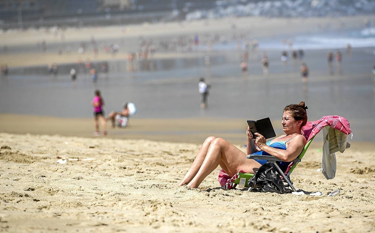 Euskal Herrian «papera monarka» dela literaturan, dio Aritz Brantonek. Irakurtzeko euskarri digitalak ez daude oso hedatuak gurean. (Gorka RUBIO / FOKU)