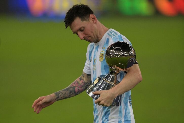 Messi, con el galardón al mejor jugador de la última Copa América. 