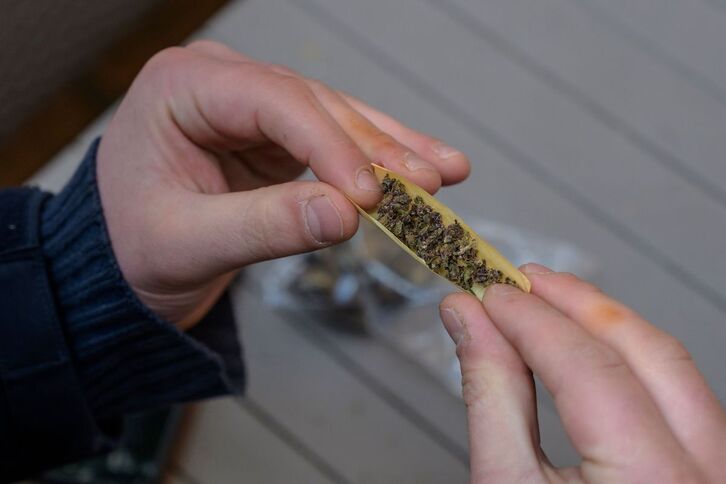 Estados Unidos perdonará a condenados por posesión de marihuana.