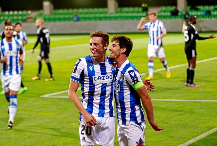Pacheco y Aritz Elustondo celebran el segundo gol del capitán realista que sentenció el encuentro.