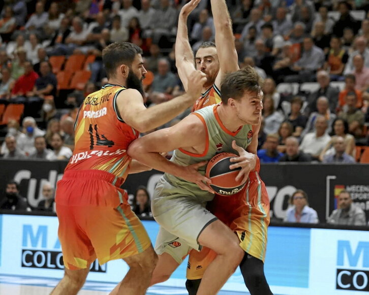 Maik Kotsar fue el arma secreta de Saski Baskonia en La Fonteta.
