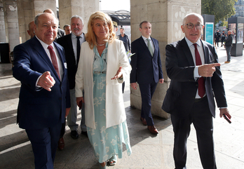 La secretaria de Estado Dominique Faure, escoltada en Baiona por el director general de la MOT, Jean Peyroni, y el presidente de la Mancomunidad Vasca, Jean-René Etchegaray.