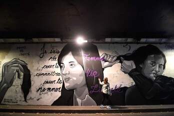 Mural en París de recuerdo a Amini y que alude a la campaña internacional de denuncia.