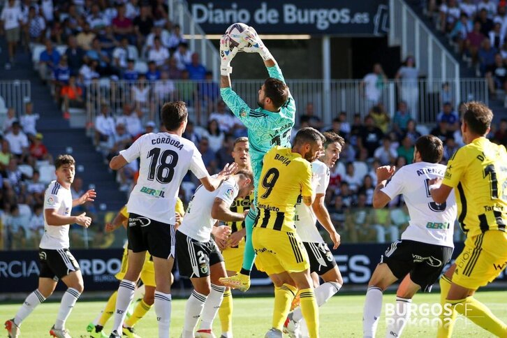 José Antonio Caro ataja un centro durante un partido liguero.