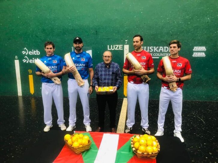 Finalean parte hartuko duten pilotariak material aukeraketan.