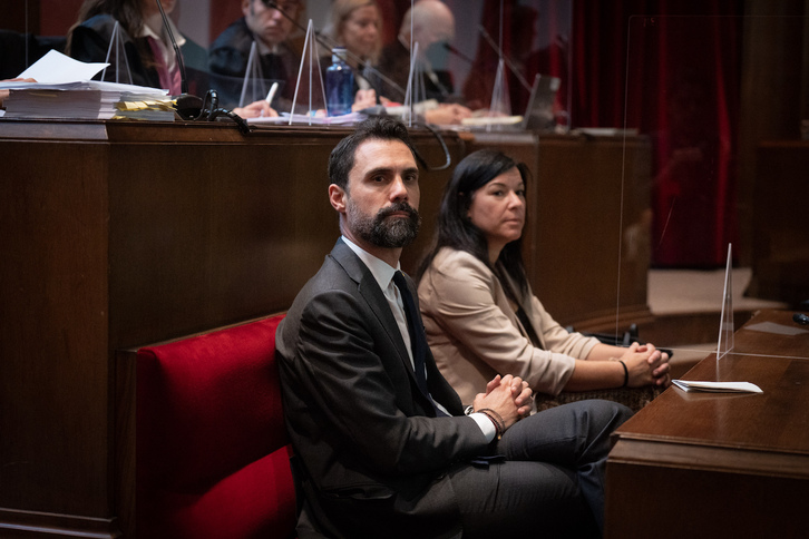 El expresidente del Parlament, Roger Torrent, y la exsecretaria cuarta del Parlament Adriana Delgado, durante el juicio en el Tribunal Superior de Justicia de Catalunya.