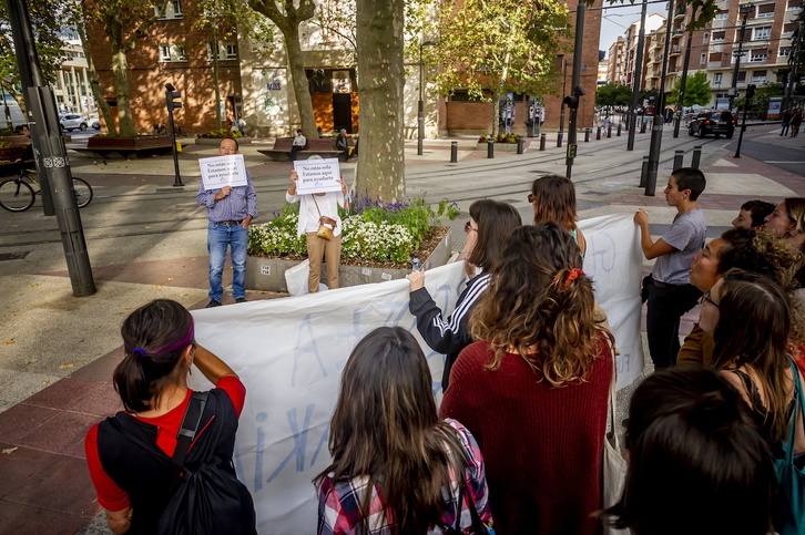 Los antiabortistas y, en frente, la manifestación de las feministas ante la clínica Askabide de Gasteiz.