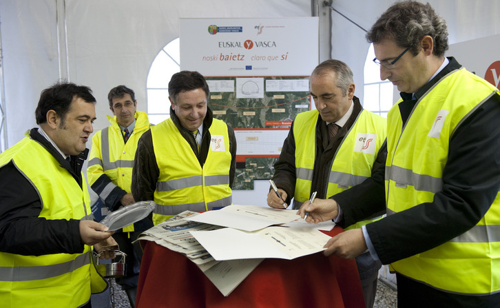 Colocación de la primera piedra del TAV en el tramo de Ordizia con el consejero Iñaki Arriola y el diputado general, Markel Olano.