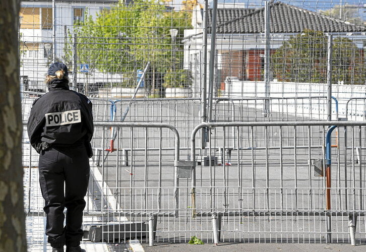Una agente de la Policía francesa ante la valla que cierra el puente peatonal entre Irun y Hendaia.