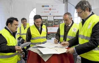 Colocación de la primera piedra del TAV en el tramo de Ordizia con el consejero Iñaki Arriola y el diputado general, Markel Olano.