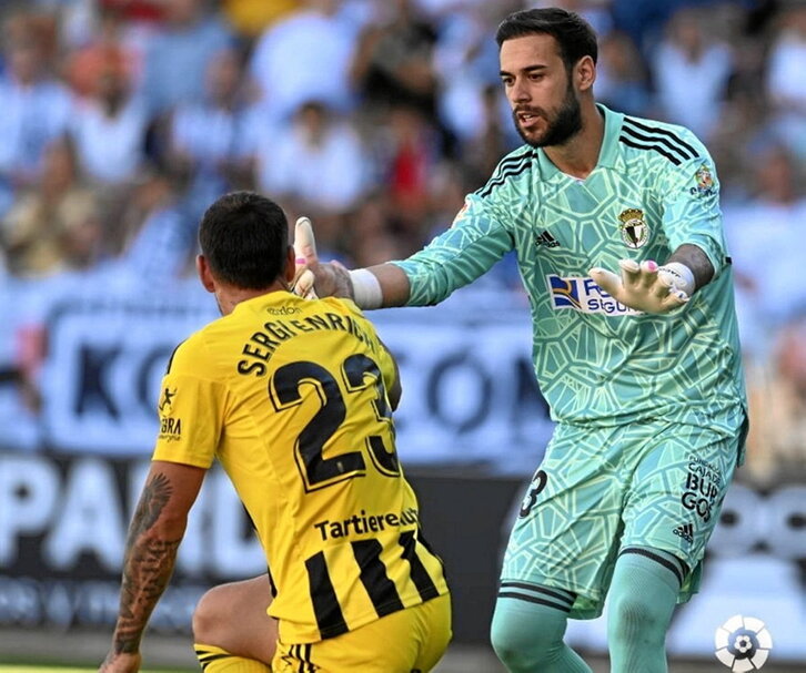 Caro trata de ayudar a Enrich, delantero del Oviedo.