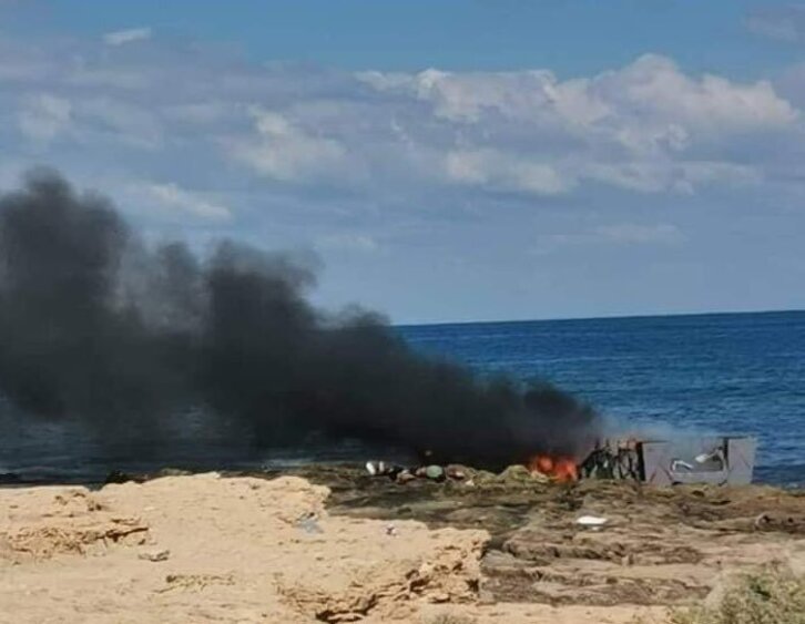 Migratzaileak zihoazen ontzia, sutan.