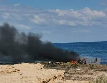 Migratzaileak zihoazen ontzia, sutan.