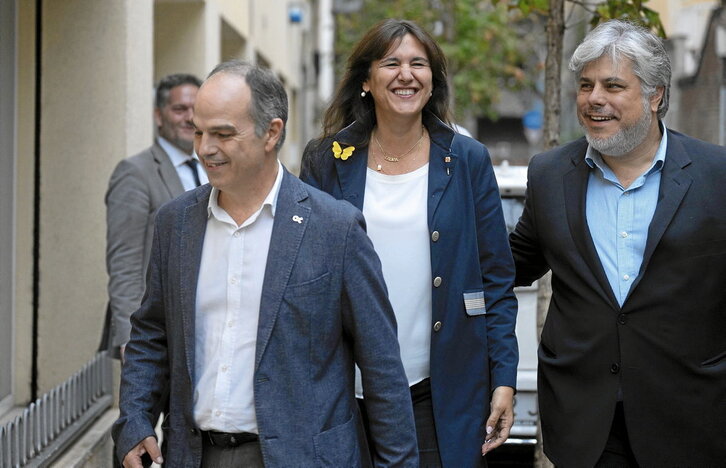 Jordi Turull, Laura Borràs y Albert Batet, a su llegada a la sede de Junts per Catalunya.