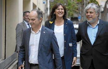 Jordi Turull, Laura Borràs y Albert Batet, a su llegada a la sede de Junts per Catalunya.