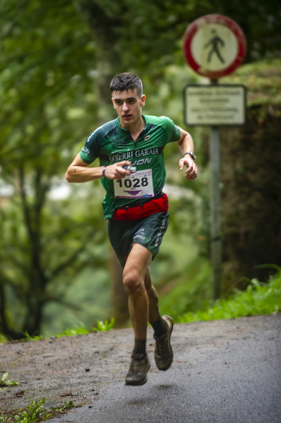 Exijentzia handiko lasterketa da Gorbeia Suzien; irudian, korrikalari bat.