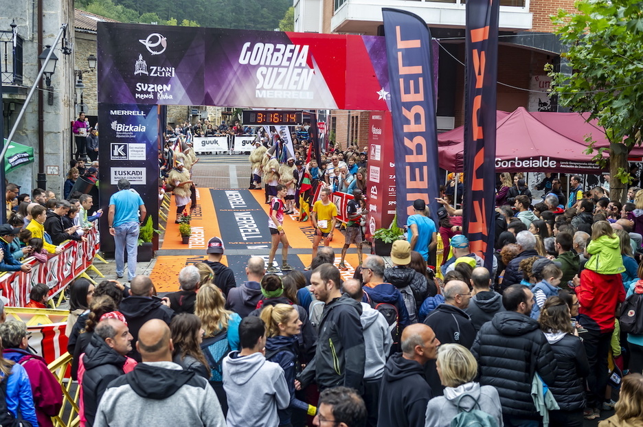 Gizonezkoen podiuma osatu duten korrikalariak helmugan.