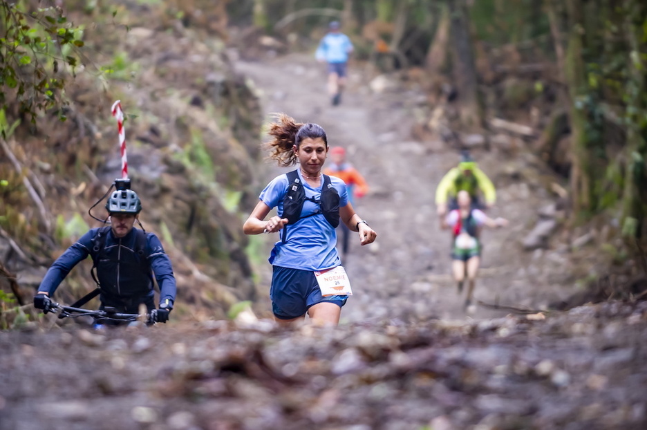 Korrikalariak bide malkartsuan.