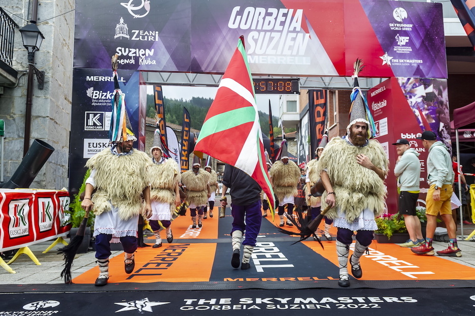 Zanpantzarrak Zeanuriko helmugan giroa jartzen.