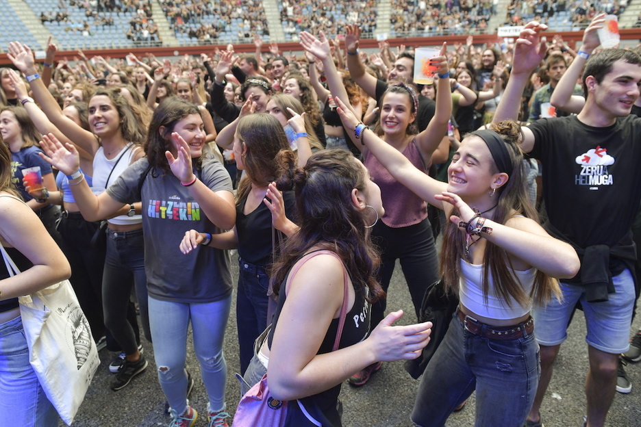 Illunben sortutako jai-giroa.